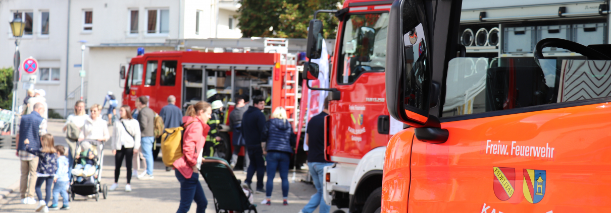 Fahrzeuge vor dem Feuerwehrhaus Grötzingen
