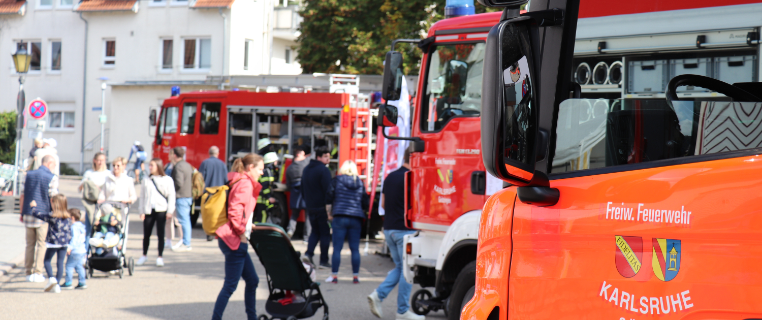 Fahrzeuge vor dem Feuerwehrhaus Grötzingen