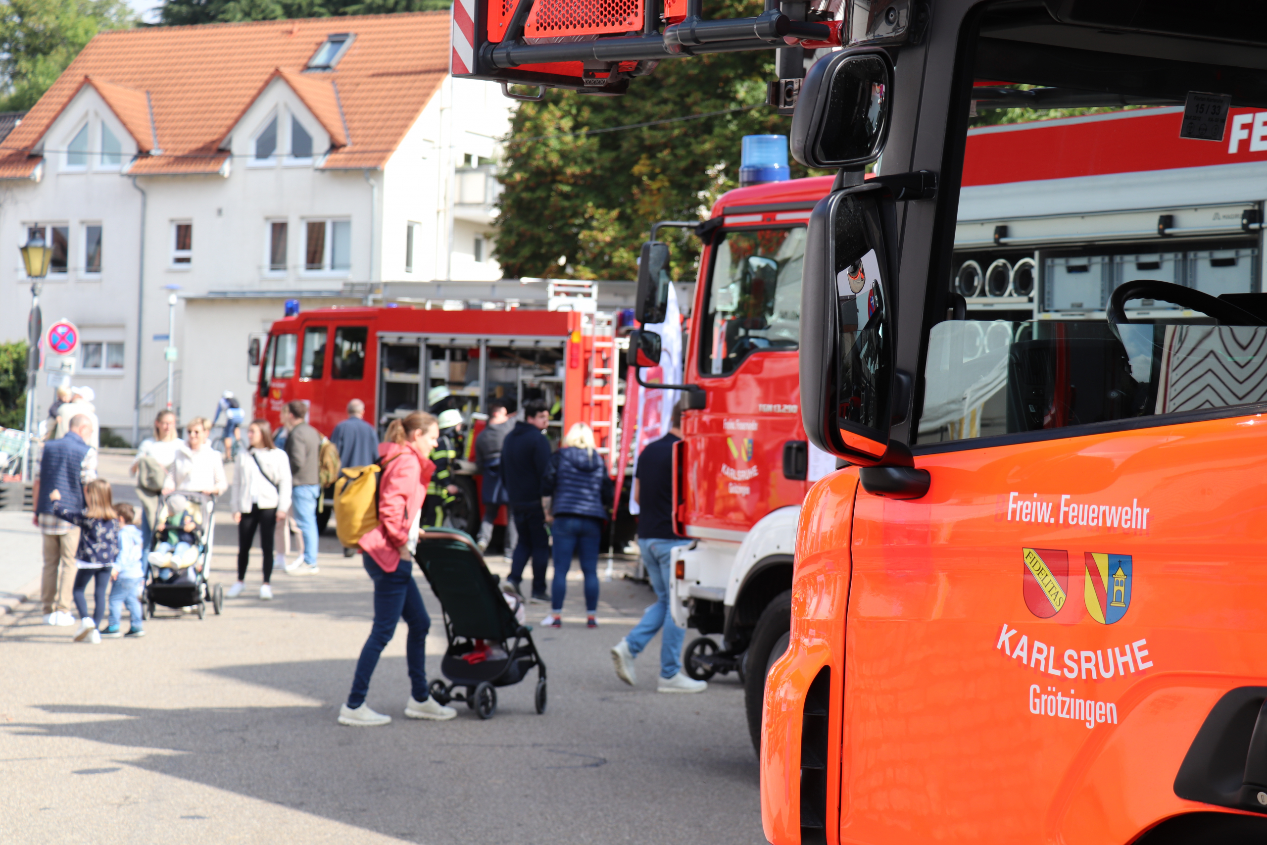 Fahrzeuge vor dem Feuerwehrhaus Grötzingen